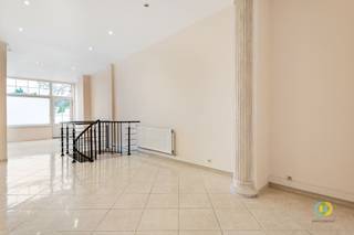 <p><span>Dit appartement is ideaal gelegen in het centrum van Vilvoorde, op wandelafstand van het station en met een uitstekende bereikbaarheid.  Het appartement beslaat het gelijkvloers van een kleinschalig gebouw met slechts drie units, zonder gemeenschappelijke lasten — een belangrijke meerwaarde voor zowel eigen bewoning als investering. In 2025 werd het appartement grondig gerenoveerd en het combineert vandaag een centrale ligging met hedendaags wooncomfort. Bovendien is het volledig conform de geldende wooncode en beschikt het over een gunstig EPC-attest (label B), wat garant staat voor een energiezuinige en zorgeloze investering. De indeling omvat een lichtrijke leefruimte met open keuken van in totaal 42,5 m², die uitkijkt op en toegang geeft tot de ruime buitenruimte met een terras van 60 m² en een tuin van 24 m² — ideaal om te genieten van zomerse barbecues of voor wie een huisdier heeft. Op het gelijkvloers bevindt zich tevens de eerste slaapkamer van 14,5 m². Vanuit de leefruimte leidt een inpandige trap naar de badkamer en een bureau. Op het entresol bevindt zich een tweede kamer die dienst kan doen als gastenkamer of bureau, gescheiden door de gemeenschappelijke trap. Daarnaast beschikt het appartement over een praktische polyvalente ruimte op de -1 verdieping van 54 m². Deze ruimte is momenteel opgedeeld in verschillende bergingen, maar kan volledig heringericht worden volgens eigen wensen en behoeften. Extra troef is de gemeenschappelijke fietsenberging.<br /><br /></span></p><p><span> </span></p><p><span> </span></p>