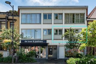 <p><strong>Instapklaar, gerenoveerd appartement met 2 slaapkamers pal in het centrum van Hove <br /><br /></strong><strong><u>Algemeen</u>:</strong> <br />- Gelegen op de 1e verdieping (geen lift)<br />- Bewoonbare oppervlakte: ca. 75m²<br />- Optimale lichtinval<br />- 2 ruime slaapkamers (ca. 14 en 9m²)<br />- Volledig geïnstalleerde keuken<br />- Grote leefruimte (ca. 30m²)<br />- 2 kelderbergingen<br />- Op wandel- en fietsafstand van scholen, winkels en openbaar vervoer<br />- Zeer vlotte bereikbaarheid naar Antwerpen - Mechelen - Brussel (E19)<br /><br /><strong><u>Gemeenschappelijke</u> </strong><strong><u>kosten</u>:<br /></strong>- Gemeenschappelijke kosten: ca. 130 euro/maand<br /><br /><strong><u>Technische kenmerken:<br /></u></strong>- Bouwjaar: 1968 - Renovatie: 2026 (badkamer, keuken en verwarming)<br />- Parlofoon aanwezig<br />- Verwarming via airco’s<br />- Dubbele beglazing met PVC profielen (2005)<br /><strong><u><br /></u></strong><strong><u>Indeling:<br /></u></strong>- Inkomhal met ingemaakte vestiairekast<br />- Apart gastentoilet<br />- Leefruimte<br />- Gesloten keuken met voorz. WM/DK (ca. 8m²)<br />- 2 slaapkamers (ca. 14 en 9m²)<br />- Badkamer met douche, toilet en wastafel</p>
<p><strong>Voor meer informatie kan u terecht op www.deboerenpartners.be</strong></p>