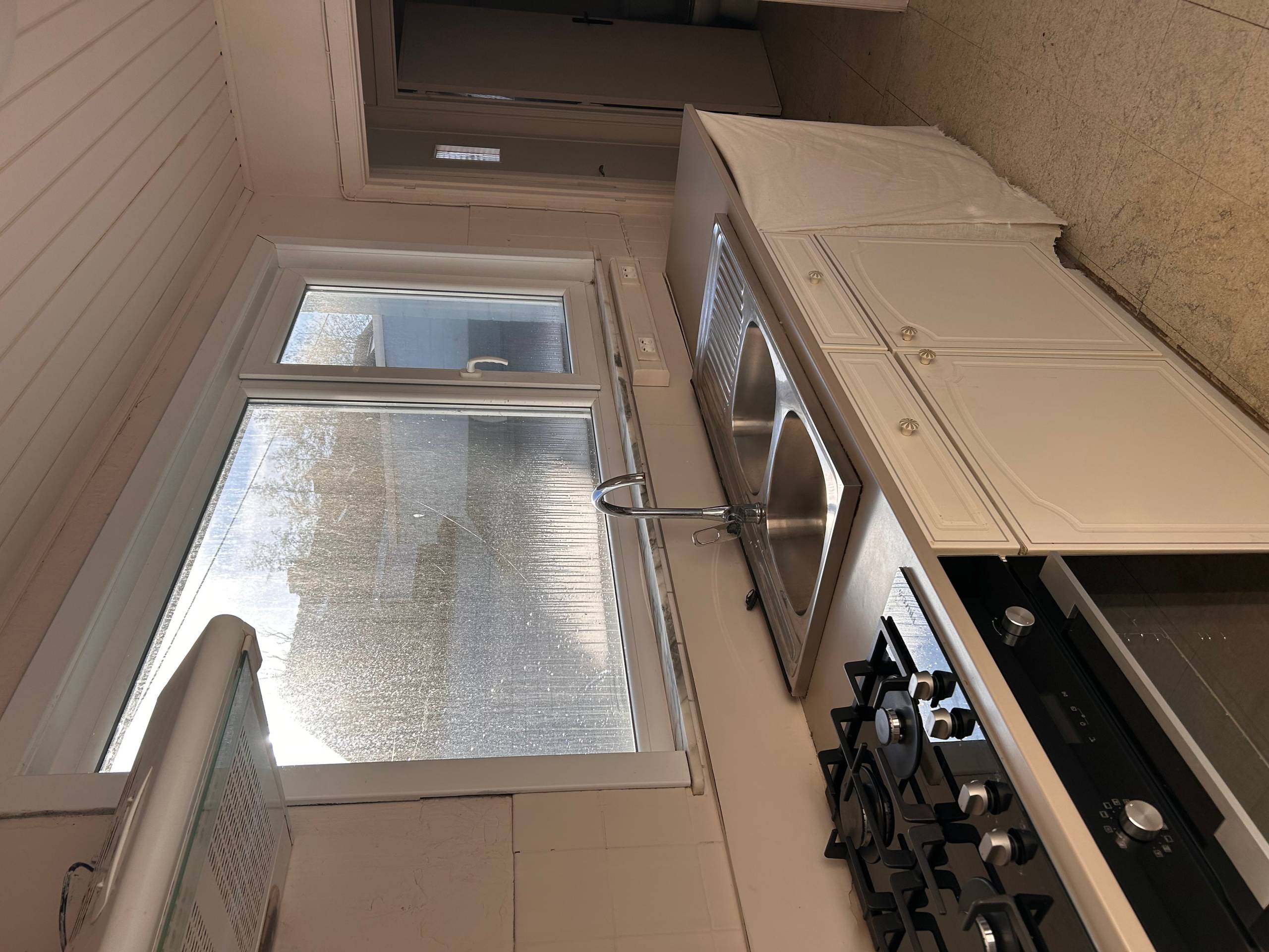 Halfopen woning te huur met 8 slaapkamers en uitweg. - foto 5