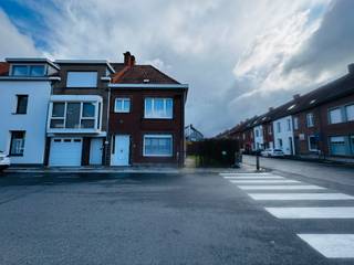 Op een gunstige locatie dichtbij het centrum van Wevelgem bevindt zich deze charmante hoekwoning met tuin en een afzonderlijke ruime garage.De woning...
