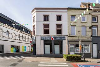 Dit polyvalent handelspand te Geraardsbergen met mogelijkhied tot woonst op de hoek van de Oudenaardsestaat en Adamstraat biedt heel wat opportuniteiten voor wie op zoek is naar een commerciële activiteit gecombineerd met de mogelijkheid om boven de zaak te wonen. <br />Op het gelijkvloers, met een oppervlakte van 68 vierkante meter, bevindt zich een deels ingerichte handelsruimte met grote visibiliteit, ook omwille van de brede etalage oppervlaktes. Op de eerste verdieping momenteel drie slaapkamers en een badkamer. De tweede verdieping ook nog drie slaapkamers waarvan ééntje met een oppervlakte van 29 vierkante meter.<br />bijkomende troeven zijn. :<br />- Commerciële topligging op belangrijkste invalsweg naar het handelscentrum van Geraardsbergen..<br />- Ruime ( deels gratis) parkeerplaatsen op wandelafstand.<br />- Op 300 m van het trein en busstation van Geraardsbergen.<br />- Naastliggend pand NR 40 is ook te koop ( maar niet inbegrepen in de vermelde prijs) <br /><br />Interesse in dit pand ? Contacteer Pieter op 04 7536 1252 of pieter@cornelis–goeman.be. <br />De vermelde afmetingen in deze advertentie zijn louter informatief en niet bindend. <br />Dit pand valt onder de Vlaamse renovatieverplichting.