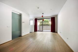 Recent appartement met 2 slaapkamers, autostaanplaats en zuidwestterras – nabij centrum Leuven<br />Dit instapklare appartement uit 2015 combineert comfort, energiezuinigheid en een uitstekende ligging. Alles is afgewerkt met kwalitatieve materialen.<br />Troeven:<br />Energiezuinig: hoogrendements-gasketel, ventilatiesysteem en veiligheidsdeur<br />Gelegen in een kleinschalig gebouw, op 2 minuten van de E314 en op wandelafstand van het centrum van Leuven. Ook het ziekenhuis, Gasthuisberg is dichtbij.<br />Ideaal voor studerende kinderen of mensen die snel op de snelweg moeten zijn.<br />Overal ingewerkte ledverlichting.<br />Eiken parket in de leefruimte en slaapkamers.<br />Zuidwestgericht terras én een tuin aan de noordoostkant.<br />Indeling:<br />Inkomhal met gastentoilet<br />Ruime, lichtrijke leefruimte met parket en toegang tot het zonnige terras<br />Volledig ingerichte keuken met design werkblad in chroom, inductiekookplaat, combi-oven, dampkap, vaatwasser en spoelbak<br />berging met wasmachine en droogkast.<br />2 slaapkamers<br />Badkamer met ligbad, inloopdouche, tweede toilet en dubbele wastafel<br />Extra:<br />2 autostaanplaatsen: 1 onder het gebouw en 1 buitenvoor het gebouw.<br />Interesse?<br />Bel gerust voor een vrijblijvend bezoek naar Immo-M op 0468 22 53 22 of mail naar info@immo-m.be.<br /><br /><br />