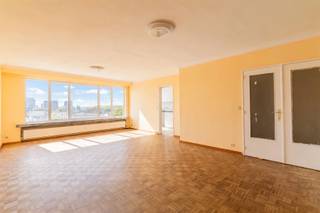<p>Dit ruime appartement, gelegen aan de Stenenbrug 10, biedt heel wat potentieel voor wie op zoek is naar een woning die volledig naar eigen smaak kan worden ingericht.</p><p>Dankzij de ligging op de 6ste verdieping geniet het appartement van veel natuurlijke lichtinval en een mooi uitzicht. De ruime leefruimte vormt het hart van de woning en biedt volop mogelijkheden om er een gezellige thuis van te maken.</p><p>De keuken werd recent vernieuwd. Verder beschikt het appartement over twee ruime slaapkamers, waarvan één met toegang tot een terras. Ook de ruime badkamer met bad, het aparte toilet en de praktische berging zorgen voor extra comfort. In de inkomhal zijn bovendien ingebouwde kasten aanwezig, ideaal voor extra opbergruimte.</p><p>Het appartement is toe aan opfrissing, maar biedt tal van mogelijkheden om het volledig naar eigen smaak in te richten en om te toveren tot een warme, moderne en gezellige woonplek.</p><p>Ook de ligging is een grote troef. Het appartement bevindt zich op de hoek van de Turnhoutsebaan, waar u een ruim aanbod aan winkels, heerlijke restaurants, warme bakkers, slagerijen en andere handelszaken vindt.</p><p>Het openbaar vervoer bevindt zich aan de overkant van de straat en ook het treinstation ligt vlakbij. Dankzij deze uitstekende bereikbaarheid kunt u zich gemakkelijk verplaatsen te voet, met de fiets of met het openbaar vervoer. Bovendien bereikt u de Keyserlei, Opera en de Meir op slechts enkele minuten.</p><p>Een appartement met ruimte, licht en een mooi uitzicht, op een centrale locatie en met alle ingrediënten om er een prachtige thuis van te maken!</p><p>Interesse? Neem contact op voor meer informatie of een bezichtiging: info@markasa.be of 03/827.72.92</p>