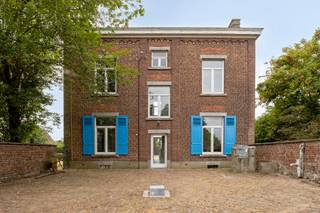 De prijs voor dit pand is inclusief de bouwzone rechts. 
Karaktervolle viergevelwoning op ruim perceel met bijkomende bouwmogelijkheden
Ontdek deze charmante viergevelwoning in authentieke pastorijstijl, gelegen op een uitzonderlijk ruim perceel en aangevuld met een bijgebouw en garage. Een eigendom die karakter, ruimte en toekomstmogelijkheden op een unieke manier combineert.
De bestaande woning charmeert meteen door haar typische architectuur en authentieke uitstraling. Het ruime perceel biedt niet alleen veel privacy en tal van mogelijkheden voor de huidige woning, maar beschikt bovendien over een belangrijke extra troef: de mogelijkheid om, indien gewenst, een bijkomende nieuwbouwwoning te realiseren.
Hierdoor is deze eigendom bijzonder interessant voor wie op zoek is naar meer dan alleen een woning. Bewoon of renoveer de bestaande karaktervolle woning en geniet van de royale buitenruimte, of benut het bijkomende bouwpotentieel als onderdeel van een toekomstgericht vastgoedproject.
Ook voor investeerders vormt dit een interessante opportuniteit. De combinatie van een bestaande vrijstaande woning, een groot perceel en bijkomende bouwmogelijkheden biedt verschillende perspectieven voor waardevermeerdering in een regio met aantrekkelijk vastgoedpotentieel.
Een veelzijdige eigendom voor wie karakter, ruimte én investeringsmogelijkheden weet te waarderen.

Download de brochure in bijlage.


