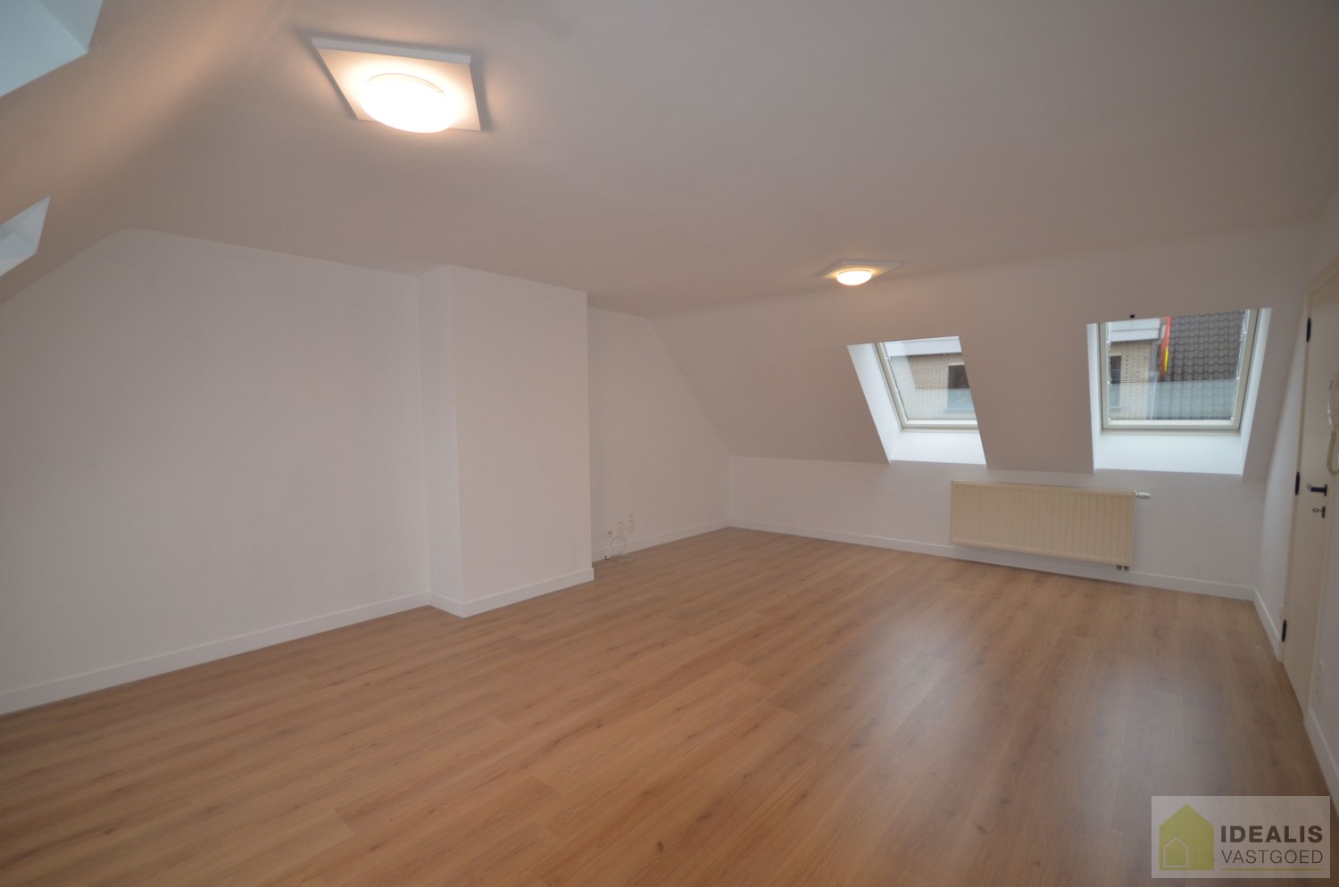 IDEALIS VASTGOED – KNAP GERENOVEERD DAKAPPARTEMENT MET 1 SLAAPKAMER, AANGENAME LEEFRUIMTE EN EXTRA BERGRUIMTE. Zeer geschikt voor kandidaten op zoek naar betaalbare woonruimte vlak bij de stadskern van Bree! - foto 4