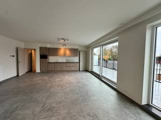 Uitstekend gelegen, lichtrijk nieuwbouwappartement met groot zonnig terras op de eerste verdieping.Het appartement bestaat uit:Hal - gastentoilet - 2...