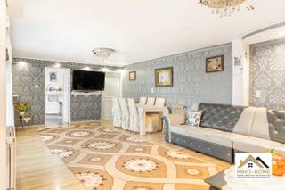 Deze woning ontvangt je in een zeer ruime inkomhal/gang, die meteen ook een idee geeft van het groot volume van de woning. Vooraan de woning bevindt zich een eerste zeer ruime leefruimte, met aan de straatkant een lichtrijke ontvangstruimte. Via de gang bereik je een tweede zeer aangename leefruimte, die uitmondt in de keuken. Langs deze weg kom je tot in de wasplaats/opbergruimte, en ook de buitenruimte met gedeeltelijke overdekking bereik je via deze weg. Helemaal achterin de woning vinden we de badkamer met grote douche terug, net als een eerste grote slaapkamer. De eerste verdieping biedt plaats voor vier grote slaapkamers en een tweede badkamer. Een overloop biedt ruimte voor extra opbergplaats, en die is er ook in een aparte kamer op het gelijkvloers. De bovenverdieping bereik je via deze kamer, maar ook langs een doorgang net naast de keuken. Bezoekdag zaterdag 26/09, Inschrijven via mail naar tommy@immo-home.be, geen telefonische inschrijvingen! Volg ons op Fb en Insta. Voor meer info: www.immo-home.be. GRATIS SCHATTING & GRATIS FINANCIEEL ADVIES
