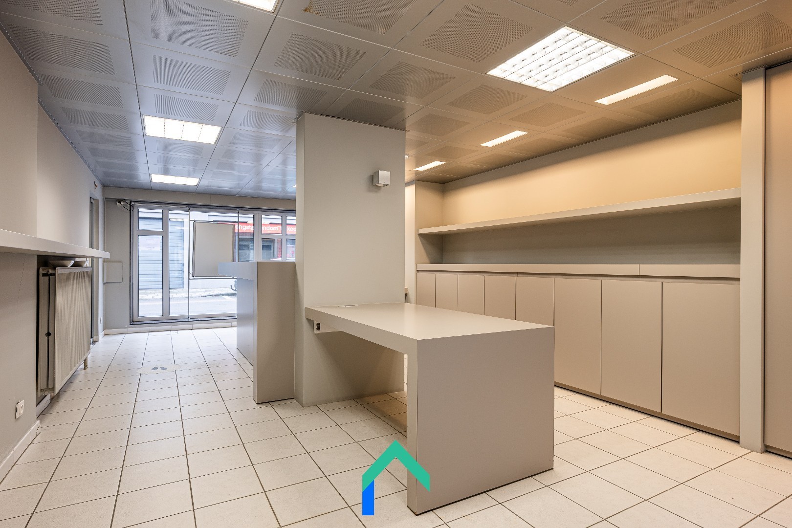 Instapklare handelsruimte met gerenoveerd duplexappartement in hartje Meulebeke - foto 5