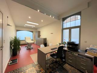 Mooie rustig gelegen praktijkruimte in hartje Gent - 100 m van Gravensteen.<br /><br />Het pand bestaat uit een inkom, 1 praktijkruimte, badkamer met douche, toilet en lavabo, keuken.<br /><br />Algemene informatie: kelder (stockage) ruimte voor fietsen- en vuilnis, onmiddellijk beschikbaar (bespreekbaar), maandelijkse kost van 100 € voor verbruik en internet,<br /><br />Mogelijkheid tot het huren van een garage 120 €/maand.<br /><br />Bezoekje mogelijk op afspraak.