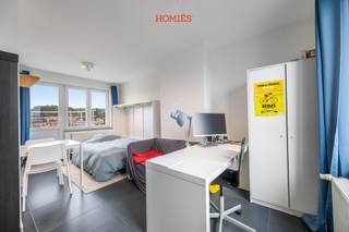 In het centrum van Leuven presenteren wij u met plezier deze gunstig gelegen studio. U bevindt zich op een steenworp van de levendige Brusselsestraat, op wandelafstand van een veel gefrequenteerde  bushalte, vlakbij winkels, supermarkten en diverse faculteiten. De studio bevindt zich op de zevende verdieping van een welonderhouden residentie met aanwezigheid van een lift. De studio zelf omvat een lichtrijke leef- en slaapruimte op een onderhoudsvriendelijke keramische vloerafwerking. De leefruimte biedt plaats voor een inklapbaar tweepersoonsbed en aansluitende toegang tot het west-georiënteerd terras met verzicht. Verder beschikt de studio over een apart keukentje en een aparte badkamer met douche, wastafel en toilet. Bijkomende pluspunten zijn de lage maandelijkse lasten, aanwezigheid parlofoon en een gemeenschappelijke fietsenstalling. Nabijgelegen parkeergelegenheid op het Sint-Jacobsplein en op/afrit naar de autosnelweg. Kortom: een ideale woonomgeving! Ideaal voor eigen bewoning of als waardevaste belegging. Mis deze kans niet en neem snel contact op met ons via info@homies.be of via 016/22 82 22!<br /> 