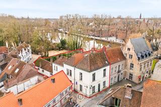 Gelegen aan het sfeervolle Minnenwaterpark bevindt zich deze statige hoekwoning. De ligging combineert rust en groen met de nabijheid van het levendige stadscentrum.<br /><br />De woning biedt bijzonder veel potentieel en is uitermate geschikt voor wie op zoek is naar een renovatieproject met tal van mogelijkheden. Een bijkomende troef is de inpandige garage, een zeldzaam en waardevol pluspunt op deze locatie.<br /><br />De ruime, zuidwestgerichte tuin strekt zich volledig uit tot aan het water en beschikt over een boothuisje. Hier geniet u in alle rust en privacy van een uitzonderlijk mooie omgeving.<br /><br />Kortom, een unieke opportuniteit op een van de meest idyllische locaties in de Brugse binnenstad.