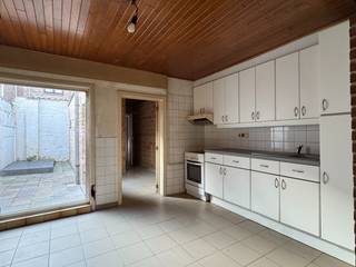 Op zoek naar een renovatieproject op een uitstekende locatie? Deze volledig te renoveren woning is gelegen in het centrum van Brugge, op wandelafstand van winkels, scholen, openbaar vervoer en het historisch stadscentrum.<br />Indeling: Inkomhal - Leefruimte - Keuken - Badkamer - Wasplaats - 3 slaapkamers - Zonnige stadskoer<br />Deze woning biedt een sterke basis en tal van mogelijkheden om ze volledig naar eigen smaak en noden in te richten. Dankzij de zeer centrale ligging is dit een ideale opportuniteit voor wie wil wonen in het hart van de stad of voor investeerders op zoek naar een interessant project.<br />Interesse in dit pand met veel potentieel? Neem gerust contact met ons op voor meer informatie of een bezoek.