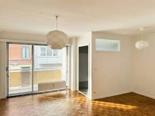 <p><span>GENT - Hendrik van Brederodestraat 34:  Ben je op zoek naar een ruime studio met balkon te huur in Gent? Dan is dit pand misschien iets voor jou.</span></p><p><span> </span></p><p><span>De belangrijkste troeven in een notendop:</span></p><ul><li><span>Gelegen aan het Citadelpark</span></li><li><span>Vlotte bereikbaarheid met openbaar vervoer</span></li><li><span>Ruim en lichtrijk</span></li><li><span>Vlakbij het Sint-Pietersstation</span></li></ul><p><span> </span></p><p><span>Indeling:</span></p><p><span>De studio bevindt zich op de eerste verdieping van het gebouw, met lift. <br />Inkomhal met ingebouwde kasten, ruime leefruimte met parket en slaaphoek (ingebouwde kasten), aangenaam balkon en aparte keuken (kookvuur, dampkap, oven, microgolfoven, koelkast).  <br />Verder is er nog een badkamer die uitgerust is met douche, toilet en lavabomeubel (geen aansluiting voor een wasmachine). Inclusief ondergrondse kelderberging en gemeenschappelijke fietsenberging.</span></p><p><span> </span></p><p><span>Huurprijs</span><span>: € 675</span><span> </span><span>+ € 100 gemeenschappelijke kosten (incl. eigen verwarming en water). Elektriciteit afzonderlijk af te rekenen. </span></p><p><span>Onmiddellijk beschikbaar. </span></p><p><span>Domicilie verplicht.</span></p><p><span> </span></p><p><span>Heb je interesse in deze leuke studio? Vraag dan snel jouw bezoek aan via onze website.</span></p><p><span> </span></p><p><span> </span></p>