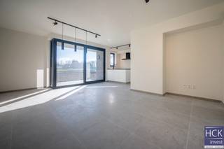 <strong>De ligging</strong><br />Dit <strong>nieuwbouwappartement </strong>is gelegen op het eerste verdiep van 'Residentie Menu', een <strong>gloednieuw opgerichte residentie met strakke architecturale vormen </strong>in hartje Kruishoutem. De <strong>markt van Kruishoutem met diverse winkels</strong> is gelegen op 500 m wandelafstand, het <strong>openbaar vervoer</strong> stopt vlakbij (bushalte Nieuw Plein). Dankzij diverse verbindingswegen bereikt u alle omliggende centra (Deinze, Waregem, Zulte, Oudenaarde...) op nog geen 10 min. rijden, het op- & afrittencomplex van de E17 (afrit 6 Kruishoutem) bereikt u op amper 4 min. rijden waardoor u binnen het halfuur beide centrumsteden Gent/Kortrijk kan bereiken. Kortom, <strong>een locatie met goede bereikbaarheid</strong>!<br /><br /><strong>Het appartement</strong><br />Het appartement zelf is gelegen op het <strong>eerste verdiep </strong>van de residentie en beschikt ondermeer over 2 slaapkamers, een zéér ruime en lichtrijke woonkamer met high-end keuken, terras en carport. Bijkomend beschikt het gebouw over een <strong>gemeenschappelijke fietsenberging </strong>én <strong>gemeenschappelijke vuilnisberging</strong>. Een lift is aanwezig in het gebouw.<br /><br /><strong>De indeling</strong><br />Inkom - afzonderlijk toilet - leefruimte met open keuken - terras - keukenberging - badkamer - <strong>2 slaapkamers</strong>;<br />Tevens beschikt u over een <strong>carport </strong>op gemeenschappelijke parking van het gebouw.<br /><br /><strong>Kenmerken</strong><br />- bruikbare vloeroppervlakte: 83 m²<br /><strong>- lucht-water warmtepomp + vloerverwarming</strong><br />- zonnepanelen<br />-<span> ventilatiesysteem C+</span><br /><span>- EPC: < E20</span><br /><br /><strong><span>Troeven</span></strong><br /><span>- gunstig gelegen appartement!!</span><br /><span>- gloednieuw gebouw in mooie architecturale stijl!!</span><br /><span>- high-end afwerking!!</span><br /><span>- energiezuinig!!</span><br /><br /><span>Beschikbaarheid: onmiddellijk / overeen te komen</span><br /><br /><span>Gemeen. kosten: 65,00 EUR / maand</span><br /><br />Voor meer informatie of een bezoek ter plaatse reageer via het contactformulier of stuur naar info@hckinvest.be