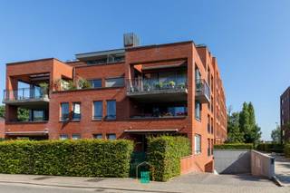 Een aangenaam appartement op de 2de verdieping in een relatief recent gebouw In de rustige Tuinen Van Hollebeke met EPC A!<br />Het appartement van bijna 100m² (+ terras) bestaat uit een grote lichtrijke leefruimte met open keuken en een achterliggende berging/wasruimte. De kamerbrede raampartij geeft uit op het aantrekkelijke terras van 15m², dat westgericht gretig de avondzon verwelkomt en zicht biedt op de Brugse torens.<br />De ruime inkom leid je verder nog naar de badkamer, een eerste slaapkamer, een tweede slaapkamer met dressing (waar echter ook alle voorzieningen zitten voor een 2de badkamer) en een apart toilet. <br />Er hoort ook nog een kelderberging bij het appartement. <br />Residentie Allegri is een kwalitatief en mooi gebouw, zeer rustig gelegen in een doodlopende straat en biedt parkeergelegenheid voor je gasten, een gemeenschappelijke fietsberging, mooie omgeving,... <br />Er is een mogelijkheid om een ondergrondse autostaanplaats aan te kopen.<br /><br />Samengevat: een aangenaam, ruim, zeer goed onderhouden en rustig doch centraal gelegen 2-slaapkamer-appartement (met mogelijkheid voor een 2de badkamer). <br />Laat deze kans niet schieten, want ze zijn gegeerd!.