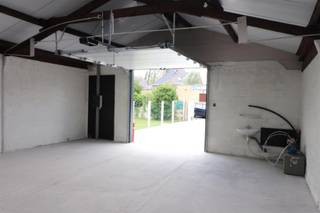 <p>Deze volledig vernieuwde en instapklare loods met een oppervlakte van ca. <strong>140 m²</strong> is <strong>onmiddellijk beschikbaar</strong>.</p><p>De loods is volledig geïsoleerd en heeft een lengte van <strong>18 meter</strong>, een breedte van <strong>8 meter</strong> en een hoogte van <strong>3,5 meter</strong>.</p><p>De toegang tot de loods gebeurt via een <strong>automatische sectionaalpoort met handzender</strong>, met een breedte van <strong>2,83 meter</strong> en een hoogte van <strong>2,80 meter</strong>.</p><p>De loods beschikt over:</p><ul><li><p>Nieuwe elektriciteitsinstallatie en verlichting</p></li><li><p>Aparte elektriciteitsmeter</p></li><li><p>Branddetectiesysteem</p></li><li><p>Wateraansluiting en sanitair</p></li><li><p>Extra buitenparking van ca. <strong>96 m²</strong></p></li></ul><p>Het complex is bereikbaar via een <strong>private, geasfalteerde toegangsweg</strong> en bevindt zich op een <strong>beveiligd terrein</strong>, afgesloten met een industrieel hek. Elke huurder beschikt over een <strong>persoonlijke toegangscode</strong>.</p><p></p><p>Daarnaast is het volledige terrein voorzien van <strong>24/7 camerabewaking</strong>.</p><p></p><p><strong>Huurprijs:</strong> € 895 per maand<br /><strong>Vaste kosten:</strong> € 20 per maand</p><p><strong>Onmiddellijk beschikbaar.</strong></p>