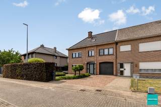 Gelegen langs de Dooren bevindt zich deze halfopen bebouwing met 4 slaapkamers op een perceel van 11a49ca.De woning biedt veel ruimte en...