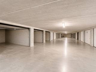 ruime nieuwbouwgarage<br />gelegen in het centrum van Diksmuide<br />hele vlotte bereikbaarheid<br />gelegen op niveau -1<br />in beton, met automatische sectionaalpoort<br /><br />afmetingen garage : 3 m breed op 6 m diep<br />afmetingen poort : 2,68 m breed op 2,04 m hoog
