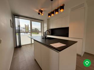 Deze woning is gelegen langs een gunstige weg zeer kortbij de kern van Sint-Eloois-Winkel.De indeling is als volgt: oprit - inkomhal - WC -...