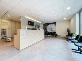 Te koop: Commercieel gelegen handelsruimte in Heusden-Zolder – 170 m² – Toplocatie!<br />Op zoek naar een strategische plek voor uw onderneming? Dit instapklare handelspand van 170 m² in Heusden-Zolder biedt alles wat u nodig heeft om uw zaak te laten groeien.<br />Troeven:<br />📍 Toplocatie aan de Ringlaan – uitstekend bereikbaar én optimaal zichtbaar voor voorbijgaand verkeer.<br />🚗 privatief gebruik 3 privéparkeerplaatsen inbegrepen – comfortabel voor u, uw personeel én uw klanten.<br />🏢 Brede gevelvitrine – maximale etalagewaarde en opvallende uitstraling.<br />❄️ Airco – aangenaam werken het hele jaar door.<br />🛠️ Anders indeelbaar – flexibel in te richten volgens uw behoeften.<br />✅ Instapklaar – direct starten zonder grote verbouwingen.<br /><br />Dankzij de commerciële ligging en uitstekende zichtbaarheid langs een drukke invalsweg is dit pand ideaal voor detailhandel, showroom, kantoor of dienstverlenende activiteit.<br /><br />Mis deze kans niet – een pand op zo’n toplocatie komt zelden op de markt!<br /><br />📞 Contacteer ons vandaag nog voor meer informatie of een bezichtiging: CNETURY 21 Immo K St-Truiden & Tienen - 016/821778 - info@immok.be