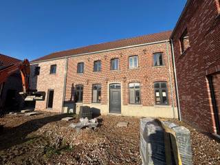 <p><strong>Te koop: Casco woning 4 met veel potentieel – aan 6% btw</strong><br />Woning 4 maakt deel uit van een <strong>kleinschalig woonproject met meerdere woningen</strong>, opgevat als een aangename <strong>woongemeenschap</strong>. Dit biedt extra voordelen zoals <strong>meer veiligheid</strong>, een rustige woonomgeving en een sterk buurtgevoel.</p>
<p>De casco woning vormt een uitstekende basis om volledig naar eigen smaak af te werken en beschikt over <strong>3 slaapkamers</strong>, een <strong>badkamer</strong>, een <strong>keuken</strong> en een <strong>open leefruimte</strong> die zorgt voor een ruimtelijk en licht gevoel. Daarnaast zijn er <strong>parkeergelegenheden</strong> voorzien, wat extra comfort en gemak biedt.</p>
<p><strong>Verkoop aan 6% btw (onder voorwaarden).</strong><br />Interesse? Neem gerust contact op voor meer informatie of een bezoek.</p>