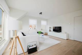 <p><strong>Ligging</strong></p>
<p>Centraal gelegen duplex op een toplocatie in Gent, op slechts 10 minuten fietsen van het stadscentrum en met een vlotte aansluiting op de ring. Openbaar vervoer, winkels, scholen, restaurants en ontspanningsmogelijkheden bevinden zich in de directe omgeving. Het appartement ligt in een rustige woonwijk, waardoor je geniet van de voordelen van de stad zonder de drukte. Ook het Fluweelpark ligt op wandelafstand.</p>
<p><strong>Beschrijving</strong></p>
<p>Lichtrijke en instapklare duplex met<strong> </strong>3 volwaardige slaapkamers, een moderne keuken met alle comfort, twee stijlvolle badkamers met een apart toilet.</p>
<p>De ruime leefruimte baadt in het natuurlijke licht dankzij de grote raampartijen, die uitkijken op een open ruimte. Hierdoor geniet je de hele dag van een aangename lichtinval.</p>
<p>Daarnaast beschikt het appartement over een ruim terras, ideaal om buiten te ontbijten, te aperitieven of gewoon te ontspannen in alle rust.</p>
<p>De duplex is voorzien van 2 badkamers (één op elk verdiep) en 2 toiletten, wat zorgt voor extra comfort. Elke slaapkamer biedt voldoende ruimte voor een tweepersoonsbed. Zowel de leefruimte als de slaapkamers zijn uitgerust met airconditioning, die zowel kan koelen als verwarmen voor optimaal comfort doorheen het hele jaar.</p>
<p><strong>Troeven</strong></p>
<ul>
<li>
<p>Instapklaar</p>
</li>
<li>
<p>3 volwaardige slaapkamers</p>
</li>
<li>
<p>Lichtrijke leefruimte</p>
</li>
<li>
<p>Airconditioning voor maximaal comfort</p>
</li>
<li>
<p>Ruim terras met open zicht en zon van ochtend tot avond</p>
</li>
</ul>
<p><strong>Interesse?</strong></p>
<p>Bel Maxim Dewulf via +32 488 63 13 54 en plan uw bezoek!</p>