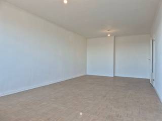 <p><span>SINT-NIKLAAS</span><span> - Op zoek naar een instapklaar appartement te huur in Sint-Niklaas ? Kijk dan snel even verder!</span></p><p><span> </span></p><p><span>De belangrijkste troeven:</span></p><ul><li><span>Recent vernieuwd (nieuwe badkamer, vloeren en volledig geschilderd)</span></li><li><span>Gelegen op de 15de verdieping met prachtig uitzicht </span></li><li><span>Op wandelafstand van Waasland Shoppingcenter</span></li><li><span>Vlakbij belangrijke verbindingswegen Antwerpen/Gent</span></li><li><span>Vlakbij een busknooppunt en halte</span></li></ul><p><span> </span></p><p><span>Zo ziet de indeling eruit:</span></p><p><span>Inkomhal met vestiaire, toilet apart, mooie living met parketvloer, moderne inbouwkeuken (koelkast met vriesvak, kookplaat, dampkap en oven), </span></p><p><span>Het terras met prachtig uitzicht is toegankelijk via de woonkamer, keuken en slaapkamer.</span></p><p><span>Vernieuwde badkamer (inloopdouche, lavabomeubel, aansluiting wasmachine), berging, één slaapkamer, kelderberging.</span></p><p><span> </span></p><p><span>Het appartement is volledig vernieuwd en dus instapklaar. </span></p><p><span> </span></p><p><span>Huurprijs</span><span>: 800 Euro + 200 Euro (voorschot gemene delen en</span><span> eigen verbruik verwarming en (warm) water)</span><span>. </span></p><p><span>Onmiddellijk </span><span>beschikbaar</span></p><p><span>EPC: </span><span>272</span></p><p><span> </span></p><p><span>Interesse? Vraag dan snel je bezoek aan via onze website!</span></p><p><span> </span></p><p><span> </span></p><p><span> </span></p><p><span> </span></p>