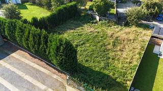 <span><strong>PERCEEL BOUWGROND ZONDER BOUWVERPLICHTING<br /><br />LIGGING</strong></span>:<br />Dit prachtige perceel bouwgrond ZONDER BOUWVERPLICHTING bevindt zich in een kleinschalige nieuwbouwwijk gelegen in het rustige Biezen, Wetteren-Kwatrecht. Deze locatie biedt een ruim aanbod aan winkels, scholen, openbaar vervoer en diverse vrijetijdsbestedingen. Bovendien is deze ligging uitstekend bereikbaar via verschillende grote uitvalswegen.<br /><br /><span><strong>BESCHRIJVING</strong></span><span>:</span><br /><span>Bouwvoorschriften:</span><br /><span>- Grondoppervlakte: 838 m2 </span><br /><span>- Perceelbreedte aan straat: 8,8 meter</span><br /><span>- Nokhoogte: max. 11,50 meter</span><br /><span>- Kroonlijsthoogte: max. 7 meter<br /></span>- Tuinzone: min. 8 meter langs alle gevels (maximale bouwzone)<br />- Maximaal 2 bouwlagen + dak<br /><span>- Geschikt voor open bebouwing</span><br /><br />Voor info of afspraak contacteer Stéphanie 0472 13 28 79