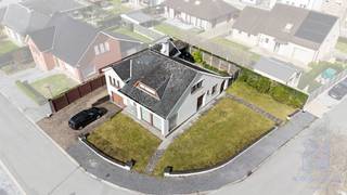 Alleenstaande te renoveren woning in Vichte met veel potentieel!<br /><br />Bij het betreden van de woning kom je terecht in een charmante inkomhal. Aansluitend bevindt zich de ruime en lichtrijke leefruimte, waar je dankzij de grote raampartijen geniet van het natuurlijk licht. De woning is voorzien van centrale verwarming op stookolie en een gezellige houtkachel.<br /><br />Aan de rechterzijde van de inkomhal vind je een aparte bureauruimte, ideaal voor thuiswerk of hobby’s. Verder is er de keuken, die toegang biedt tot de grote, diepe inpandige garage. Deze garage biedt plaats aan maar liefst twee wagens. Daarnaast beschikt de woning ook over een kelder. De auto's kunnen ook op de oprit geparkeerd worden. <br /><br />Op de eerste verdieping zijn er twee slaapkamers en een badkamer. Via een vaste trap bereik je de zolder, waar nog extra kamers kunnen worden ingericht.<br /><br />Tot slot is er een ruime voortuin aanwezig, die eenvoudig kan worden afgesloten om extra privacy te creëren.<br /><br />Een woning boordevol mogelijkheden voor wie op zoek is naar een renovatieproject met karakter!<br /><br />PLUSPUNTEN:<br />+ Nabij grote invalswegen<br />+ Hoekperceel, veel ruimte<br />+ Veel potentieel