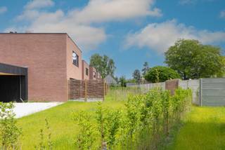 LIGGINGDit nieuwbouwproject langs de Cooppallaan, vlakbij het centrum van Wetteren, biedt 9 energiezuinige woningen in een hedendaagse architecturale...