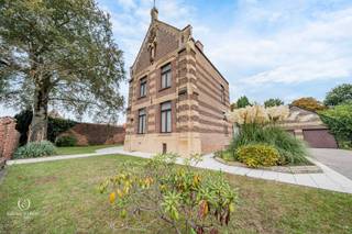 Wie Katrien Wouters zegt, zegt vastgoed met een tikkeltje meer. En dat is niet zomaar. Ontdek dit uitzonderlijk herenhuis met unieke troeven:- ...