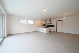 Dit nieuwbouwappartement is ideaal gelegen in het centrum van Ardooie, op wandelafstand van diverse winkels, bakkerij, slagerij en scholen.Het...