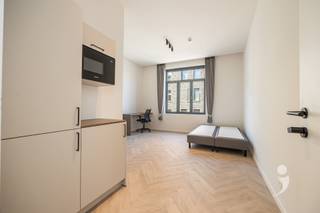 <p><span>Découvrez cette chambre d'étudiant contemporaine dans un projet de rénovation de haute qualité situé au 154 Mechelsestraat, en plein centre de Louvain. Le bâtiment a été entièrement rénové en privilégiant les matériaux durables et répond à toutes les exigences modernes en termes de confort et d'efficacité énergétique.</span></p><p><span>La chambre est située au 1er étage et est équipée d'une pompe à chaleur à air économe en énergie, qui assure un chauffage agréable en hiver et un rafraîchissement pendant les mois d'été. Elle est proposée entièrement meublée et dispose d'un lit (sans matelas). En outre, la chambre dispose d'une salle de bain privée avec douche, lavabo et toilettes.</span></p><p><span>Les résidents ont accès à une cuisine commune entièrement équipée. Ils disposent également d'une terrasse spacieuse et d'un grand jardin, idéal pour se détendre ou passer du temps ensemble dans un cadre verdoyant. Il y a également un abri à vélos très pratique.</span></p><p><span>Grâce à sa situation centrale, les campus universitaires, les magasins et les restaurants sont facilement accessibles à pied, ce qui fait de cette chambre un lieu de séjour idéal pour les étudiants.</span></p><p><span>Les photos'utilisées proviennent de projets similaires et donnent une idée de la finition et de l'atmosphère.</span></p><p><span> </span></p>