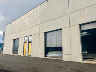 Te huur – Professionele hal met vitrine – GemblouxIdeaal gelegen aan de Chaussée de Tirlemont in Gembloux, vlak bij belangrijke invalswegen en...