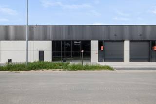 Ontdek dit gloednieuw KMO Project Gruuthuse in Oostkamp.<br /><br />Gelegen op strategische locatie in centraal West-VLaanderen van Project Gruuthuse. Momenteel zijn bepaalde project bezig de laatste afwerking, met variërende oppervlaktes tussen de 550m² en 1.107m². Ideaal voor bedrijven die op heden te kampen hebben met plaats te kort of als investering.<br /><br />Onmiddellijk beschikbaar of beschikbaar binnen korte termijn!<br /><br />- De KMO-units worden casco afgeleverd met een vrije hoogte tussen de 6,9m en 12m <br />- Verschillende optiepakketten zijn mogelijk.<br />- Voor iedere site zijn er telkens ook parkeermogelijkheden voorzien.<br />- Vloer in gepolierde industriële gewapende betonplaat<br />- Lichtstraat voorzien uit meerwandige polycarbonaat platen met aluminium profielen<br />- Aluminium schrijnwerk met elektronische sectionale poort<br /><br />Contacteer Simon op het nummer 0498 12 37 08 of mail naar simon@vicusvastgoed.be