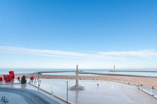 Dit zeer ruim appartement (120m²) te koop is gelegen op de vierde verdieping van Res. Silversant langs de Hofstraat te Oostende. De ligging biedt...