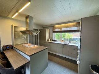 Halfopen woning te koop Baron Coppéelaan 18, MaasmechelenBen je op zoek naar een instapklare woning met extra ruimte, veel lichtinval en een...