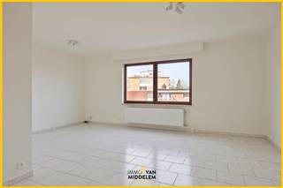 Immo Van Middelem verkoopt dit vernieuwde en lichtrijke appartement (+/- 85 m²) met 2 kamers, terras en kelder op wandelafstand van het CENTRUM...