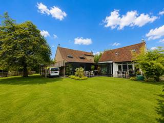 VERKOCHT - COMPROMIS IN OPMAAK!<br /><br />Een uitzonderlijke ligging, absolute rust en meer dan 7.000 m² aan ruimte en groen – deze unieke eigendom te Bassevelde is er één die je maar zelden op de markt ziet verschijnen.<br />Op een werkelijk fantastische landelijke ligging te Bassevelde bevindt zich deze bijzonder charmante eigendom op een indrukwekkend rechthoekig perceel van maar liefst 7.114 m². Hier geniet je iedere dag van rust, privacy en schitterende vergezichten over de omliggende landelijke omgeving.<br />De woning werd doorheen de jaren met bijzonder veel zorg onderhouden, zowel binnen als buiten. Een achttal jaar geleden werd het gelijkvloers grondig gerenoveerd en uitgebreid met een mooie aanbouw. Hierbij werd veel aandacht besteed aan kwaliteit, uitstraling en wooncomfort. Absolute blikvanger is de prachtige eiken keuken, die met haar hoogwaardige afwerking en warme uitstraling perfect past bij het landelijke karakter van de eigendom. Ook de badkamer is verzorgd en volledig functioneel.<br />De woning beschikt over 3 slaapkamers. De bovenverdieping kan nog verder worden opgefrist en biedt zo de mogelijkheid om deze volledig naar eigen smaak en wensen af te werken.<br />Een bijzondere meerwaarde is de multifunctionele ruimte achteraan, die doorloopt tot in de nok en voorzien is van een mezzanine. Deze karaktervolle ruimte biedt tal van mogelijkheden en kan bijvoorbeeld dienstdoen als hobbyruimte, bureau, atelier, speelruimte of extra ontspanningsruimte.<br />Ook buiten komt het unieke karakter van deze eigendom volledig tot zijn recht. Het uitgestrekte perceel, de prachtige vergezichten en het vele groen zorgen voor een uitzonderlijk gevoel van vrijheid. De schitterende zwemvijver en bijkomende vijver vormen echte blikvangers en maken van de tuin een heerlijke plek om volledig tot rust te komen. Daarnaast zijn er verschillende extra bijgebouwen, die voor heel wat bijkomende praktische ruimte en mogelijkheden zorgen.<br />Met een EPC-label C geldt er bovendien geen renovatieverplichting. Het geheel werd doorheen de jaren uitstekend onderhouden en biedt een bijzondere combinatie van ruimte, karakter, natuur en wooncomfort.<br />Een zeldzame eigendom voor wie op zoek is naar ruimte, rust en karakter, op een prachtige landelijke locatie waar het uitzicht en de omgeving iedere dag opnieuw weten te imponeren.<br /><br />Meer info of een bezoek? Bel WIJSvastgoed op +32 9 395 80 10 !