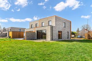 <p><span>KNAPPE NIEUWBOUWWONING OP ZEER GOEDE LOCATIE TE HASSELT MET ZICHT OP DE ACHTERLIGGENDE WEIDES</span></p><p><span> </span></p><p><span>Net buiten de grote ring van Hasselt, treffen we deze nieuwbouwwoning in halfopen bebouwing aan.</span></p><p><span>Gezien de centrale ligging van de woonst bevinden alle nodige faciliteiten waaronder scholen, winkels en het openbaar vervoer zich binnen handbereik.</span></p><p><span>Ook ligt de oprit van de autostrade in de nabije omgeving waardoor omliggende steden en gemeentes vlot te bereiken zijn.</span></p><p><span> </span></p><p><span>Vanuit de inkomhal met apart toilet betreden we de knappe open leefruimte.</span></p><p><span>Deze ruimte laat zich kenmerken door haar ruimte- en lichtgevoel, de grote raampartijen welke zorgen voor een mooi zicht op de groene omgeving.</span></p><p><span>De woning beschikt verder over 3 slaapkamers, badkamer en een apart toilet.</span></p><p><span>Bekijk zeker en vast de plannen onder het tabblad ‘Documenten’ om een beter zicht te krijgen van de indeling en de oppervlaktes van deze woonst.</span></p><p><span> </span></p><p><span>De woonst wordt momenteel aangeboden in casco staat (zijnde de grond + de ruwbouw: water- en winddicht = metselwerken, ramen, deuren en dak).</span></p><p><span> </span></p><p><span>Optioneel kan er gekozen worden voor casco+ of volledig afgewerkt.</span></p><p><span> </span></p><p><span>Prijs exclusief kosten casco+: € 356.429</span></p><p><span>Prijs exclusief kosten volledig afgewerkt: € 402.406</span></p><p><span> </span></p><p><span>Wenst u graag meer informatie over dit nieuwbouwproject? Laat het ons weten op 011 59 79 99 of via </span><span><span>info@hetvastgoedkantoor.be</span></span></p><p><span> </span></p><p><span> </span></p>