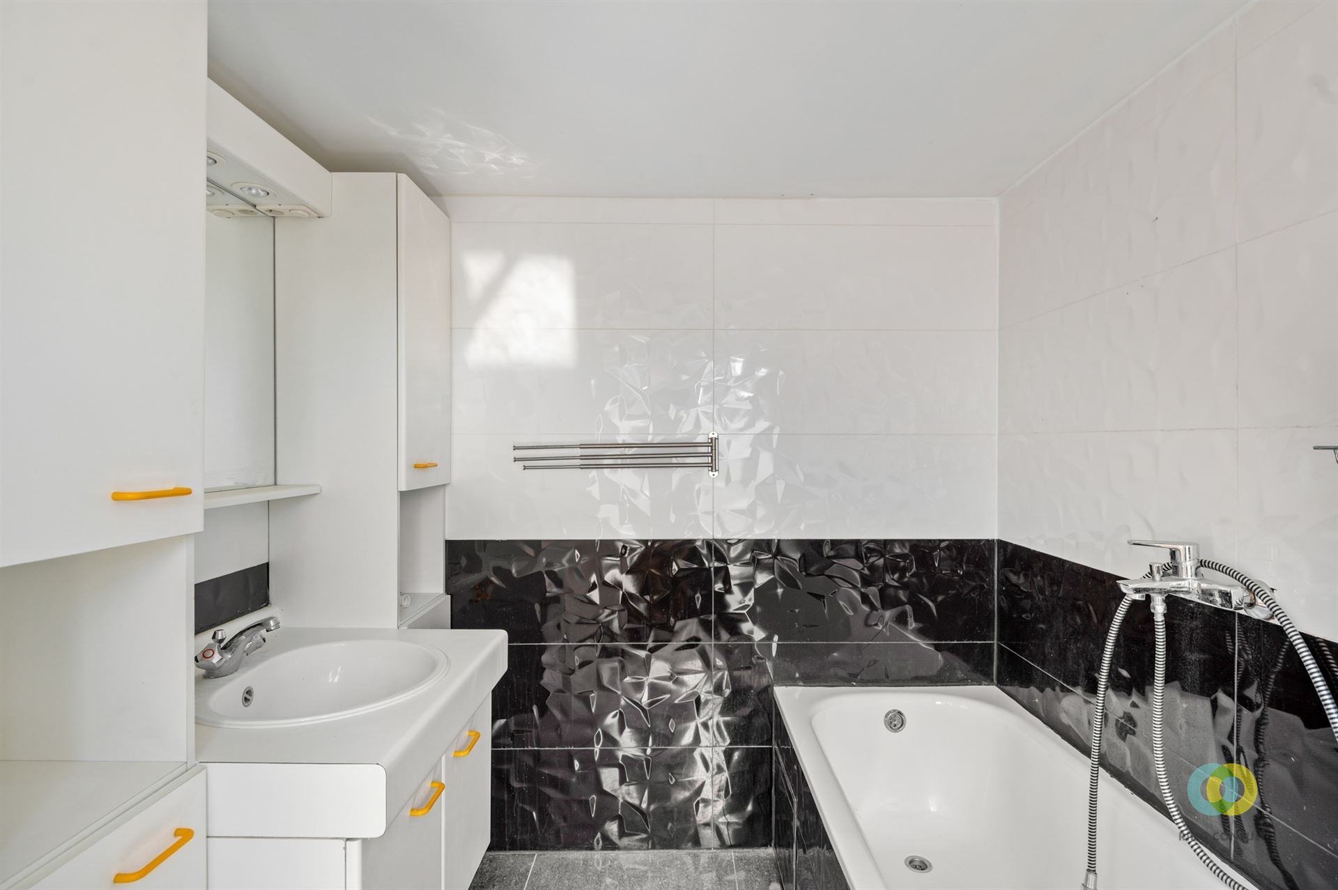 Huis met koer en drie slaapkamers mogelijk - foto 5