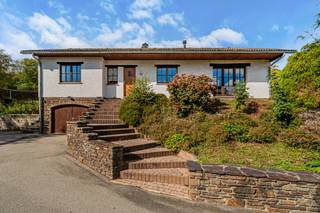 We Invest Malmedy presenteert u deze vrijstaande woning uit 1976, gelegen in het dorp Xhoffraix. De woning biedt ruime kamers, een open omgeving zonder directe buren en een aangename, zorgvuldig onderhouden tuin, ideaal voor een gezinsleven.<br /><br />De begane grond bestaat uit een inkomhal, een woonkamer die uitkomt op de eetkamer, een ingerichte keuken, een wasruimte met toegang naar buiten, een badkamer met douche en drie slaapkamers, waarvan er één als kantoor kan dienen. Op de eerste verdieping leidt een overloop naar drie extra grote slaapkamers en een zolderruimte die als opslagruimte kan worden gebruikt. De kelder omvat kelders, een stookruimte en een garage met elektrische deur.<br />Buiten kunt u genieten van een tuin die voornamelijk op het westen is gericht, twee vijvers en een tuinhuisje.<br /><br />Technische gegevens: centrale verwarming op stookolie met een in 2009 geïnstalleerde, goed functionerende ketel, verwarming via radiatoren, houten kozijnen met dubbele beglazing, elektrische installatie conform de voorschriften, stookolietank van 3000 liter, geïsoleerd dak, warmwatervoorziening via een warmtepompsysteem, driefasige stroom in de garage, PED D (nr. 20261009041723 – Totaalverbruik: 49.219 kWh/jaar – Specifiek verbruik: 261 kWh/m²/jaar).<br /><br />Een ruim huis, een groene omgeving en talrijke mogelijkheden: een prachtige kans om een woonruimte naar uw eigen smaak te creëren! Neem voor meer informatie of een bezichtiging contact met ons op via malmedy@weinvest.be
