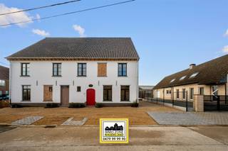 <p><span><span>Alweer VERKOCHT op 1e BEZOEKDAG. Contacteer RANDY REMUE 0479/ 99. 99. 90 als u ook op 1 DAG wil verkopen.</span></span></p><p>"ABSOLUTE TOPPER" - Afspraak ENIGE BEZOEKDAG ENKEL telefonisch via Randy Remue op 0479/99. 99. 90, meer info via Facebook "Remue Randy" - LIKE de pagina en blijf op de hoogte van alle nieuwe woningen. De stukken van de woning zijn te consulteren op www.immo-zone.be. Deze prachtige halfopen nieuwbouwwoning met 5 slaapkamers, 2 badkamers en tuin vinden we terug te Hoeksken 55A, Sint-Lievens-Houtem. Indeling: Via de inkomhal begeven we ons rechts naar de bureelruimte met vooraanzicht. Vervolgens gaan we naar de lichtrijke leefruimte met zithoek en eetplaats en met aansluitend de open en volledig ingerichte keuken met zicht op de tuin. Aansluitend op de keuken is een handige bergruimte voorzien. Op het 1e verdiep treffen we de 3 slaapkamers, waarvan één met dressing, en de moderne badkamer met ligbad, douche en dubbele lavabo. Op het 2e verdiep bevindt zich nog 2 slaapkamers en de 2e badkamer met douche en wastafel. Er is tevens een zolder voorzien. Buiten geniet u van het terras met aangelegde tuin. Verkoop onder BTW-stelsel 21%. Dit pand is een ABSOLUTE TOPPER voor starters, gezinnen of investeerders. Gelegen vlakbij winkels, scholen, openbaar vervoer en op 5,5 km van de autosnelweg. P-score: A / G-score: A. <br />VOOR ZEER SNELLE BESLISSERS!!<br />IMMO ZONE RHODELAND RANDY REMUE - 0479/99. 99. 90 </p>
