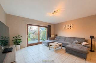 Charmante woning <strong>MET GARAGE</strong> en <strong>ONDERHOUDSVRIENDELIJKE TUIN</strong> in <strong>RESIDENTIËLE WOONBUURT </strong>te Kruishoutem. Deze <strong>INSTAPKLARE WONING</strong> combineert een aangename woonomgeving met een <strong>VLOTTE BEREIKBAARHEID</strong> naar winkels, scholen en openbaar vervoer en verbindingswegen. De indeling bestaat uit een inkomhal met gastentoilet, lichtrijke woonkamer, ingerichte keuken en een <strong>PRAKTISCHE BERGING/WASPLAATS</strong>. Op de verdieping bevinden zich <strong>DRIE VOLWAARDIGE SLAAPKAMERS</strong> en een ingerichte badkamer, aangevuld met een <strong>ZOLDER</strong> die extra bergruimte biedt. Buiten geniet u van een <strong>ZONNIGE TUIN</strong> waar het heerlijk vertoeven is in alle <strong>RUST</strong>. Dankzij de <strong>RUIME GARAGE</strong> is er bovendien voldoende plaats voor wagen en opslag. De woning is momenteel <strong>VERHUURD</strong>, wat ze eveneens interessant maakt als investeringseigendom met onmiddellijk rendement.<br /><br />Adres: Winkelstraat 17A te Kruisem<br /><br />G-score en P-score A, Geen renovatieverplichting