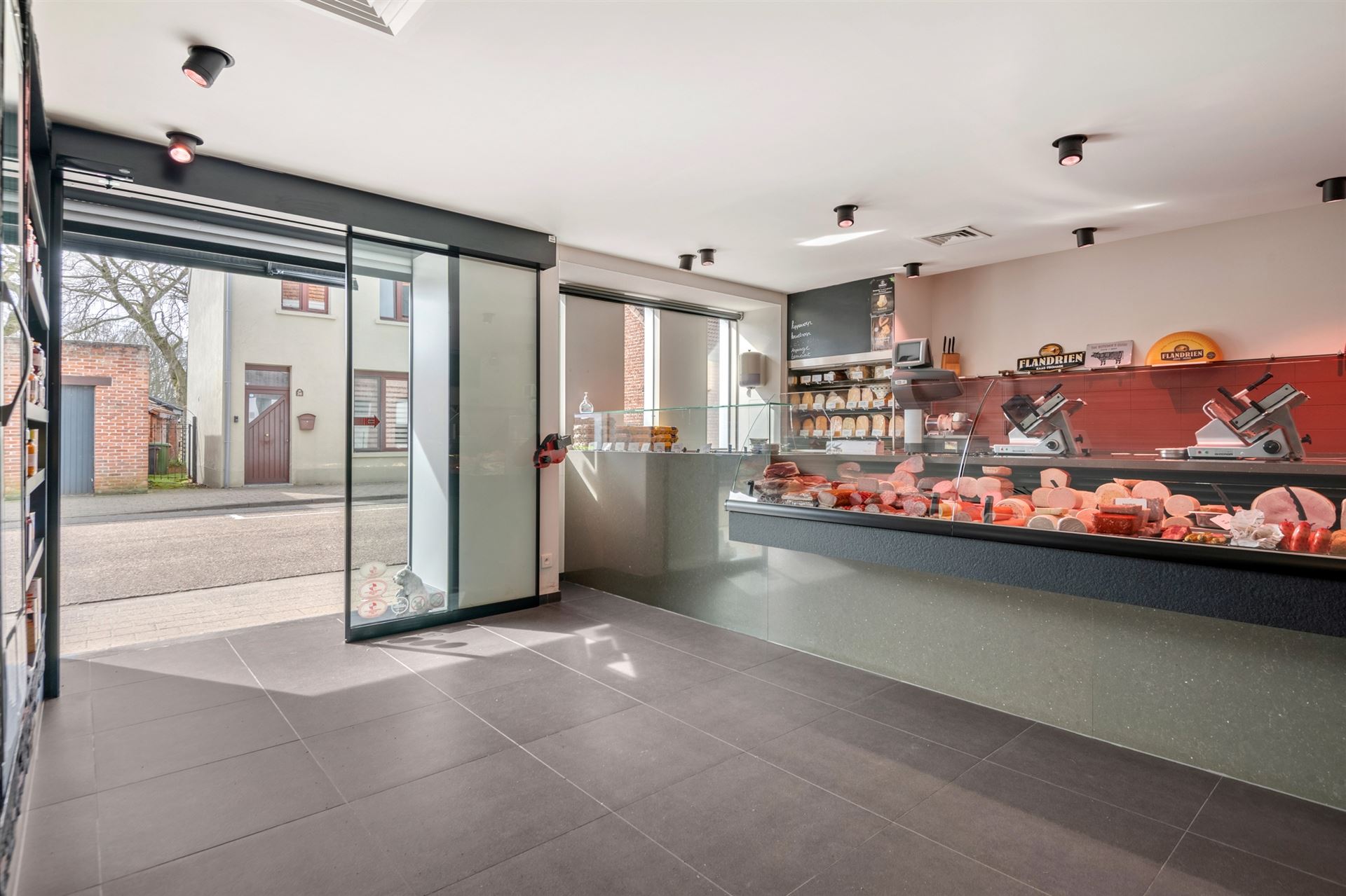 Immeuble commercial polyvalent avec espace de vie spacieux, terrasse et jardin - photo 4
