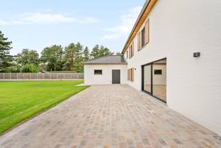 Deze villa gelegen in een rustige straat in residentiële verkaveling te Vlimmeren (Beerse) op perceel van 2.100 m². Het is een ideale woning voor wie op zoek is naar een energiezuinige woonst en nood heeft aan veel ruimte. Met een bewoonbare oppervlakte van maar liefst 643 m², 6 slaapkamers en 5 badkamers is dit een fantastische woning voor een groot gezin. Ze werd oorspronkelijk gebouwd in 1990, maar onderging in 2026 een complete renovatie. Zo werden er nieuwe ramen geplaatst, isolatie, een warmtepomp, alle ruimten voorzien van vloerverwarming, zonnepanelen, ventilatiesysteem, nieuwe keuken, badkamers, zeer veel inbouwkasten uitgevoerd in hoogwaardig schrijnwerk,.. Gunstig EPC label A (56 kWh/m²) !<br /><br />Deze villa omvat op het gelijkvloers een inkomhal met gastentoilet en links een bureau met inbouwkasten en vast bureaumeubel. Ruime woonkamer in L-vorm met veel plaats voor zit- en eethoek. Vanuit de woonkamer hebt u een open doorgang naar de leefkeuken. Deze is uiterst luxe afgewerkt met inbouwapparatuur van Miele en Liebherr (combi-oven, heteluchtoven, vaatwasser, koelkast, diepvriezer, inductiekookplaat met Bora afzuiging, Quooker kraan), hoogwaardig afgewerkt met werkblad in natuursteen en veel inbouwkasten in eikfineer. De leefkeuken biedt bovendien veel ruimte voor het plaatsen van een extra grote eettafel. De grote raampartij vanuit de keuken biedt onmiddellijke toegang tot het terras en de tuin. Verder op het gelijkvloers hebt u een praktische bijkeuken, een technische ruimte, een bergplaats voor vestaire met aparte douche en toilet en bovendien een afzonderlijke wasplaats met inbouwkasten. De garage bevindt zich eveneens aanpalende deze praktische bergplaatsen. <br /><br />De trap in hout brengt u tot de nachthal van de bovenverdieping. Hier treft u aan de straatzijde twee slaapkamers met élk een aanpalende dressingroom met inbouwkasten en vaste bureau's, alsook élk een eigen douchekamer.<br />Aan de achterkant treft u een masterbedroom met grote dressing, slaapkamer, apart toilet en badkamer voorzien van ligbad, douche en dubbele wastafel in op maat gemaakt meubel. Verder aan de achterkant nog 2 riante slaapkamers die beiden een douchekamer delen. Op de nachthal treft u nog een apart toilet. <br /><br />Een vaste trap die vertrekt vanuit de nachthal brengt u tot de bovenverdieping. Hier bevindt er zich nog een compleet ingerichte masterbedroom met dressing, slaapkamer en badkamer met ligbad, douche, toilet en dubbele wastafel. <br /><br />De tuin is zuidwestgericht en heeft een mooi terras dat grenst aan de leefkeuken. Achteraan op het perceel treft u een houten bijgebouw voorzien van een overdekt terras en een bergruimte, ideaal voor tuingereedschap etc. <br /><br />Bijzonderheden: <br />- Opportuniteit voor wie op zoek is naar ruimte en gunstig EPC label (A) - ideaal voor groot gezin ! <br />- Compleet gerenoveerd in 2026<br />- 6 slaapkamers en 5 badkamers<br />- verwarming dmv warmtepomp en vloerverwarming (ook koeling)<br />- zonnepanelen met batterij<br />- conforme elektrische keuring<br />- tuinberegening met putboring<br />- kabels aanwezig voor data/alarm/camera's<br />- Elektrische installatie voorzien van automaat voor laadstation; laadstation zelf nog te plaatsen<br />- ventilatie type D van Renson