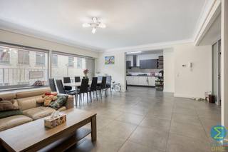 <p><strong><span>Ruim en lichtrijk appartement met 3 slaapkamers in het centrum van Arendonk</span></strong></p>
<p><span>Op een uitstekende locatie in het hart van Arendonk, op wandelafstand van winkels, horeca en andere voorzieningen, bevindt zich dit ruime appartement van maar liefst </span><strong><span>140 m²</span></strong><span> op de eerste verdieping van een gebouw met lift.</span></p>
<p><span>Bij het betreden van het appartement komt u in een royale inkomhal die toegang biedt tot de verschillende leefruimtes. De ruime en lichtrijke woonkamer vormt het gezellige hart van het appartement en sluit aan op de praktische keuken. Verder beschikt het appartement over </span><strong><span>drie volwaardige slaapkamers</span></strong><span>, een comfortabele badkamer uitgerust met zowel een douche als een ligbad, een apart toilet en een handige berging.</span></p>
<p><span>Achteraan geniet u van een </span><strong><span>ruim terras</span></strong><span>, ideaal om in alle rust te ontspannen. Daarnaast beschikt het appartement over een </span><strong><span>privatieve kelderberging</span></strong><span> en een </span><strong><span>autostaanplaats.</span></strong></p>
<p><span>Dankzij de centrale ligging, de royale bewoonbare oppervlakte en de praktische indeling is dit appartement de ideale keuze voor gezinnen, koppels of wie op zoek is naar comfortabel wonen in het centrum van Arendonk.</span></p>
<p><strong><span>Troeven:</span></strong></p>
<ul>
<li><span>Centrale ligging in het centrum van Arendonk</span></li>
<li><span>Op wandelafstand van winkels en voorzieningen</span></li>
<li><span>140 m² bewoonbare oppervlakte</span></li>
<li><span>3 volwaardige slaapkamers</span></li>
<li><span>Badkamer met douche én ligbad</span></li>
<li><span>Apart toilet</span></li>
<li><span>Ruime woonkamer</span></li>
<li><span>Groot terras aan de achterzijde</span></li>
<li><span>Privatieve kelderberging</span></li>
<li><span>Autostaanplaats inbegrepen</span></li>
<li><span>Lift aanwezig in het gebouw</span></li>
<li><span>Momenteel is het appartement verhuurd met een contract van 3 jaar - ingegaan op 01/05/2025</span></li>
<li><span>De gevel wordt weldra in een lichte kleur overschilderd!</span></li>
</ul>