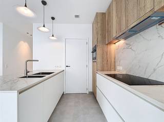 BEZOEK? Bel 09/225.00.78Ontdek dit exclusieve (duplex)nieuwbouwappartement, ideaal gelegen in het hart van de stad. Dit stijlvolle appartement...