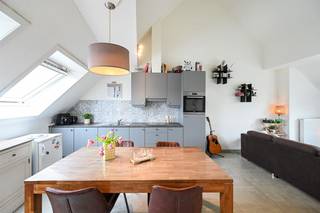 - Een uitgebreide omschrijving van dit appartement kan u terugvinden op www.koosi.be -Dit recente dakappartement is gelegen in de Albert-Louisastraat, een rustige eenrichtingsstraat in het hart van het levendige centrum van Putte-Kapellen.Het appartement is recent gebouwd, beschikt over een gunstig EPC en omvat onder andere een lichtrijke leefruimte met open keuken, twee slaapkamers, een badkamer en een ruim terras.Daarnaast is er de mogelijkheid om de achtergelegen garagebox mee aan te kopen.Dit is een ideaal appartement voor starters, koppels of jonge gezinnen. Momenteel is het verhuurd, wat het ook interessant maakt als opbrengsteigendom.- Interesse of vragen? stef@koosi.be -