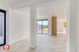Bent u op zoek naar een tot in de puntjes gerenoveerde woning die voldoet aan de doelstelling van 2050? Dan is deze woning met een...